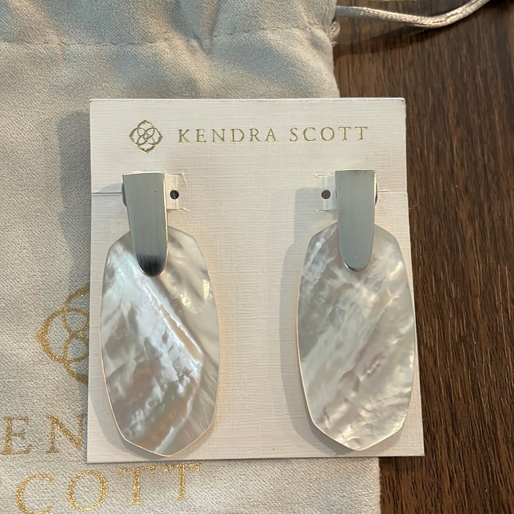 Kendra Scott Aragon drop earrings in Ivory Pearl/Silver